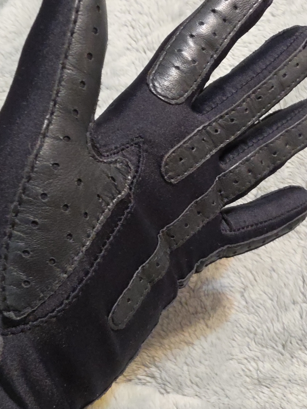 ISOTONER BLACK GLOVES, One Size, Vintage  Stretchy With Nice Warm Soft Liner EUC - Picture 7 of 7